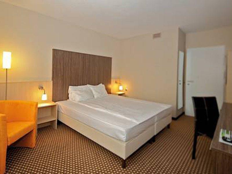 Best Western Smart Hotel Voesendorf Bagian luar foto